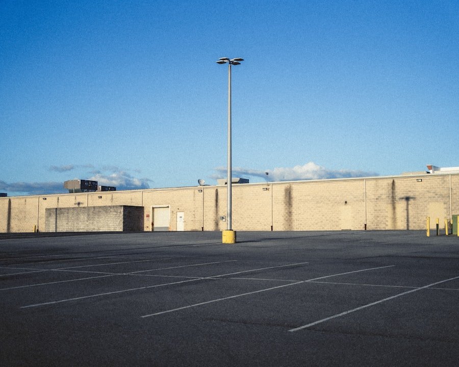 Área comercial com estacionamento amplo